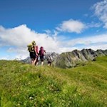 Von der Blauspitze setzt man die Wanderung auf dem schmalen Wandersteig fort