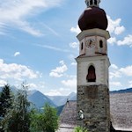 Neben der Dorfkirche in Obertelfes finden sich einige Parkmöglichkeiten