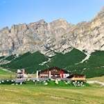 Die-Edelweißhütte-im-Edelweißtal-wird-von-mächtigen-Felswänden-umsäumt