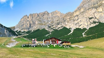 Die Edelweißhütte im Edelweißtal wird von mächtigen Felswänden umsäumt