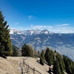 Große Teile des Anstiegsweges sind mit Holzgeländern versehen