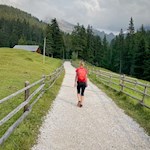 Su sentieri inizialmente ampi fino alla malga Casnago