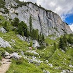 Die steilen Felswände des Nuvolau