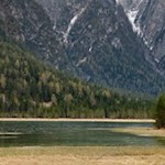 Der Toblacher See wird von hoch aufragenden Felswänden umrahmt