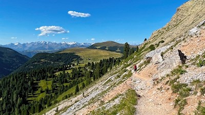 Auf dem Höhenweg unterhalb des Peitler zur Almhütte Sot Pütia