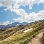Von der Peitlerscharte schlängelt sich der nunmehr sanfte Wanderweg zur Schlüterhütte