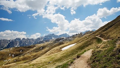 Von der Peitlerscharte schlängelt sich der nunmehr sanfte Wanderweg zur Schlüterhütte