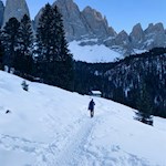 Vor der Kulisse der Geislerspitzen zur Geisleralm