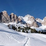 Die Regensburgerhütte wird von den anmutigen Geislerspitzen umrahmt