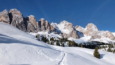 Die Regensburgerhütte wird von den anmutigen Geislerspitzen umrahmt