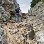 Le corde di sostegno aiutano ad attraversare la forcella, percorsa da piccoli rivoli