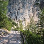 Der Wanderweg Nr. 7 zur Fodara Vedla wurde in mühevoller Arbeit den Felsen abgerungen