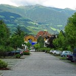 Die Wanderung zum Vahrner See beginnt und endet auf dem Parkplatz im Vahrner Oberdorf