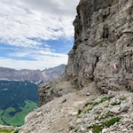 Über ein leicht ausgesetztes Felsband auf den Para dai Giai