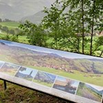 Längs des Weges geben Infotafeln Einblicke in die nähere Umgebung