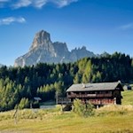 Il Sassongher si erge di fronte a noi