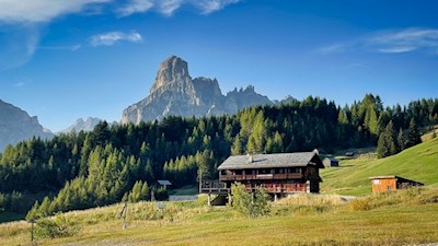 Vor uns erhebt sich der Sassongher