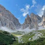 Through the Tofana scree to the Giussani mountain hut