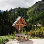 Nahe diesem anmutigen Wegkreuz gehen beide Anstiegswege ineinander über