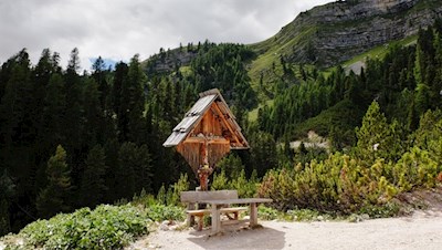 Nahe diesem anmutigen Wegkreuz gehen beide Anstiegswege ineinander über
