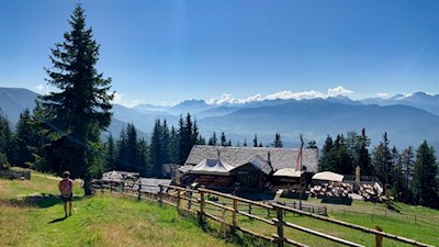 Die Pertinger Alm präsentiert sich vor malerischer Bergkulisse