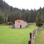 Die Wanderung zur Schatzerhütte nimmt an der Kalkofenhütte ihren Anfang