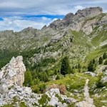 The hike to the Pralongia mountain hut leads through the picturesque landscape at the foot of Settsass