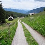 Auf dem breiten Wanderweg zurück nach Tesselberg