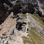 Rückwärtsgewandter Blick auf den seilgesicherten Anstieg auf den Herrstein