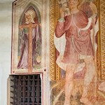 Die hl. Helena und der hl. Christopherus zieren die Außenfassade des Kirchleins St. Helena