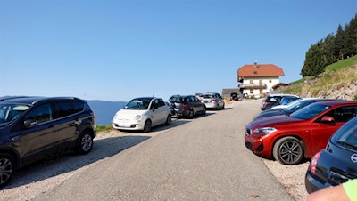 Die Wanderung auf die Platte beginnt im Weiler Platten