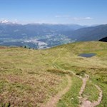 Über aussichtsreiche Heidehänge auf das Astjoch