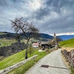 Bei Völser Aicha geht die Wanderung in den Kreuzweg Nr. 7 über