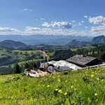 Die-Masare-Hütte-ist-in-aussichtsreiche-Wiesen-gebettet