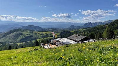 Die Masare Hütte ist in aussichtsreiche Wiesen gebettet