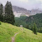Gently meanders the hiking trail to the Dusler Alm mountain hut
