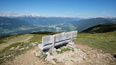 Auf dem Astjoch laden Aussichtsbänke zum Verweilen ein