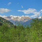 In der Ferne erhebt sich der Weißspitz