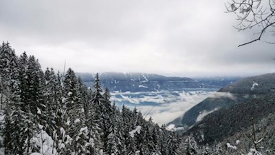 Atemberaubender Blick auf den winterlichen Brixner Talkessel