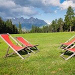 In den Wiesen des Häusler Sam laden Liegestühle zum Entspannen ein