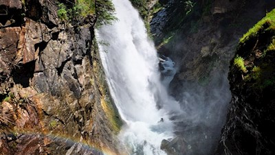 Mit einer unglaublichen Wucht stürzt der dritte Reinbach Wasserfall 42 m in die Tiefe