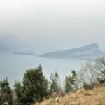 Einem rechtwinkligen Dreieck gleich, der Monte Brione in der Ferne