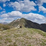 Hinter dem Golfen erhebt sich das nahe Hochhorn