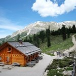 Stolla-Alm-vor-der-Kulisse-des-Dürrenstein