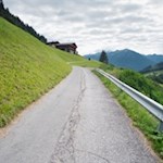 Zunächst folgt man der asphaltierten Höfestraße zum Bruneggerhof