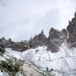 Die meisten Besucher der Drei Zinnen Hütte wählen den nahezu ebenen Weg von der Auronzohütte