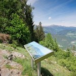 Die Panoramatafel auf der Spilucker Platte gibt Aufschluss über die vor uns aufragende Bergwelt