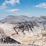 Rückwärtsgewandter Blick auf den Sass Pordoi mit der Bergstation