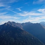 Ringsum ragen abgeschiedene Gipfel in die Höhe