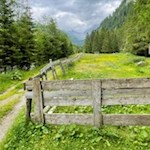 Zuletzt zweigt der Weg rechts zum Wasserfall ab